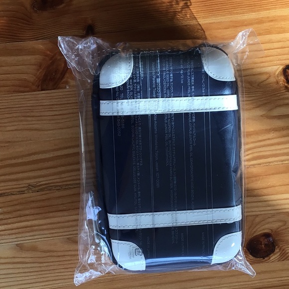 Beautiful ANA 1st/Business Class Toiletry Bag, brand new - Picture 2 of 3